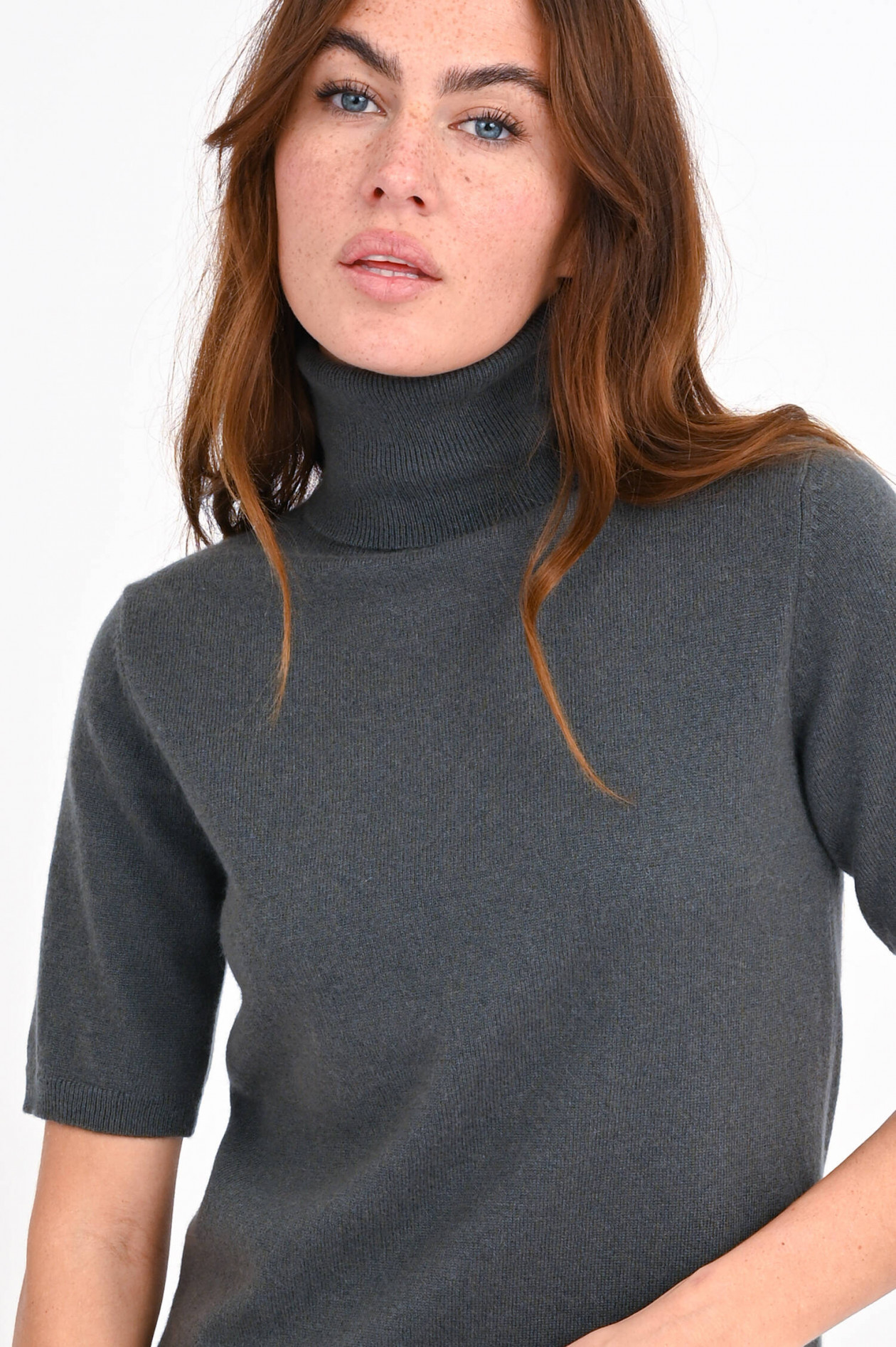 1868 Kurzarm Rollkragenpullover in Olivgrau | GRUENER.AT