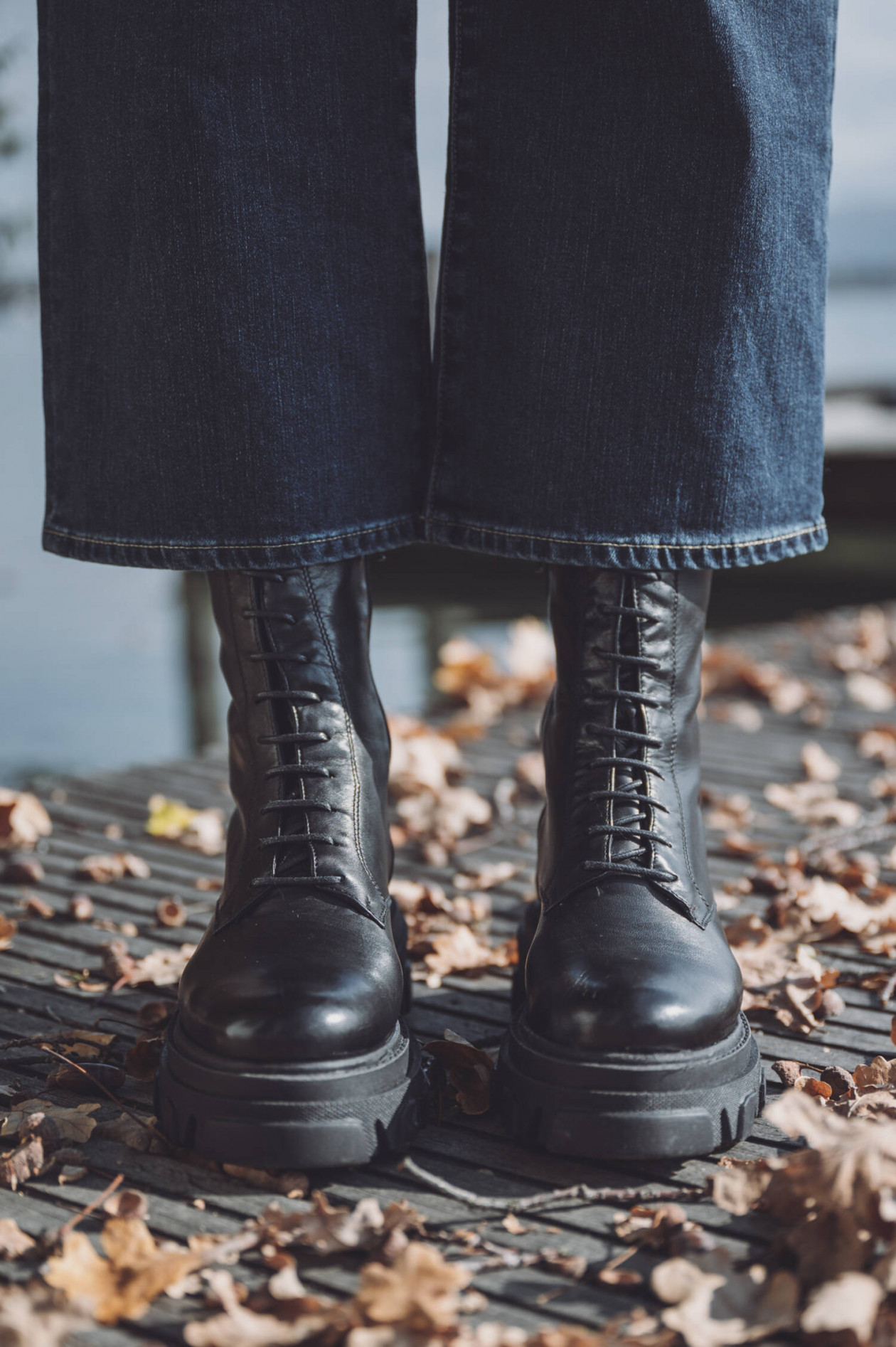 Schwarze stiefeletten mit schnürung