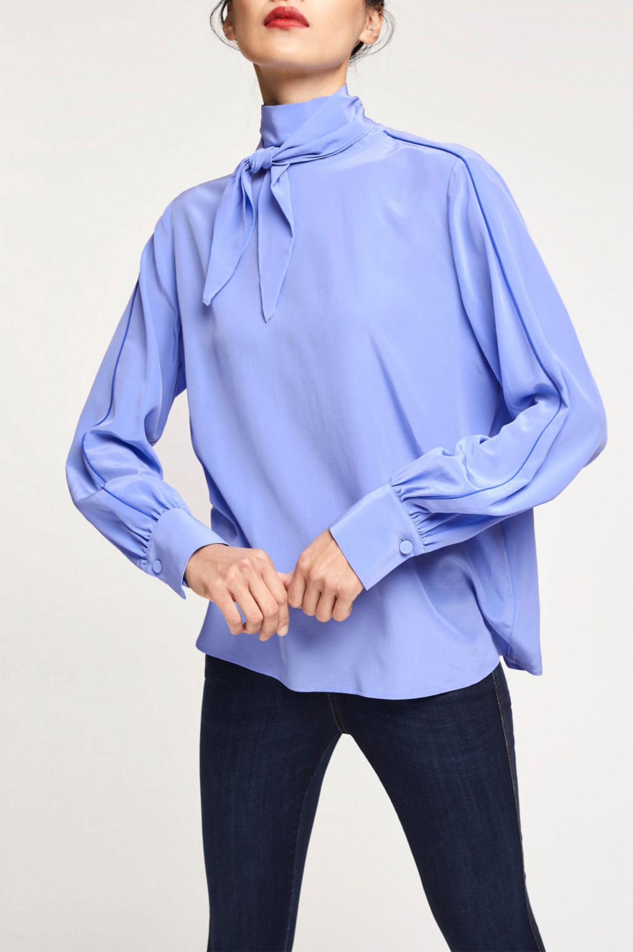 Closed Bluse mit Stehkragen und Bindeband in Blau | GRUENER.AT