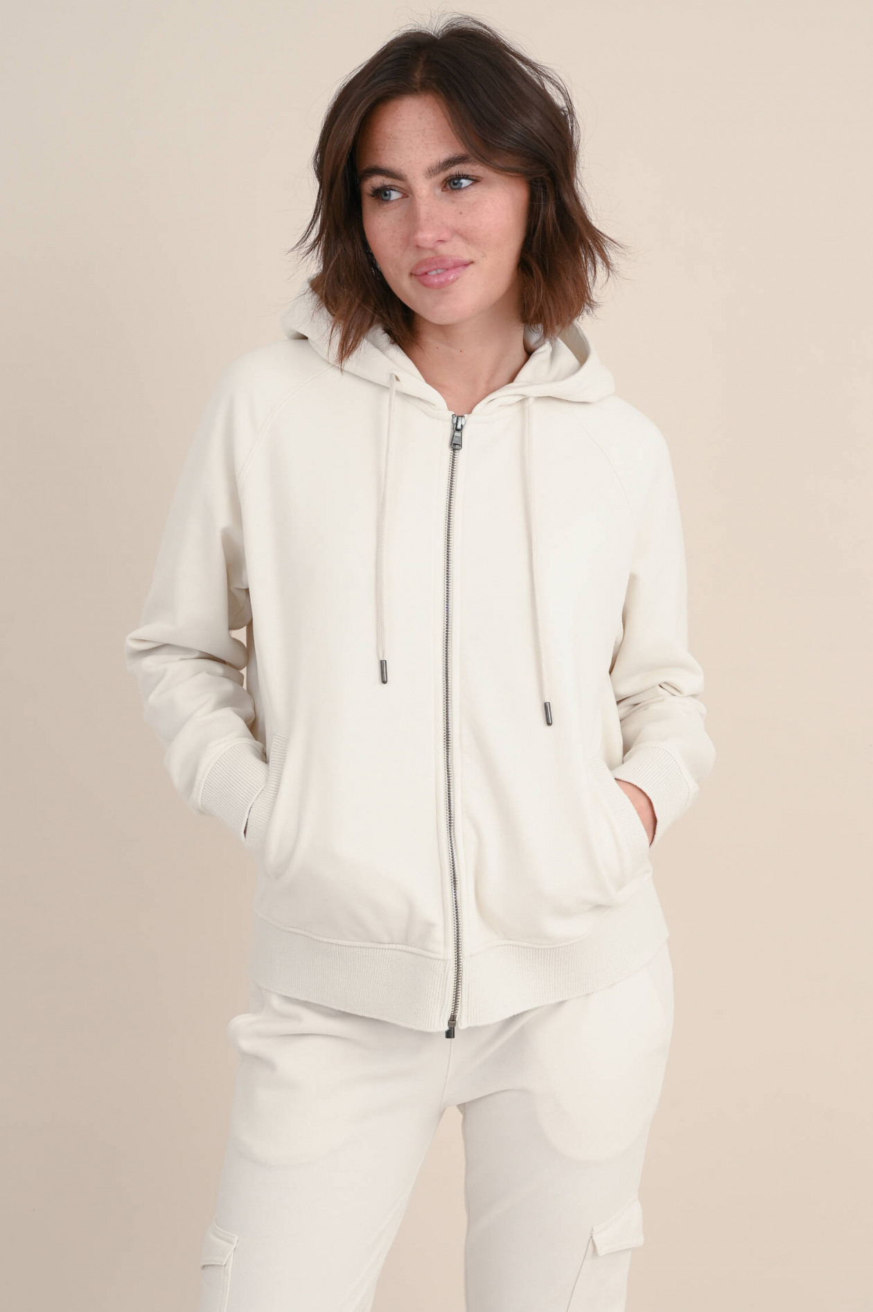 Juvia Sweatjacke TESSA mit Zip in Creme | GRUENER.AT