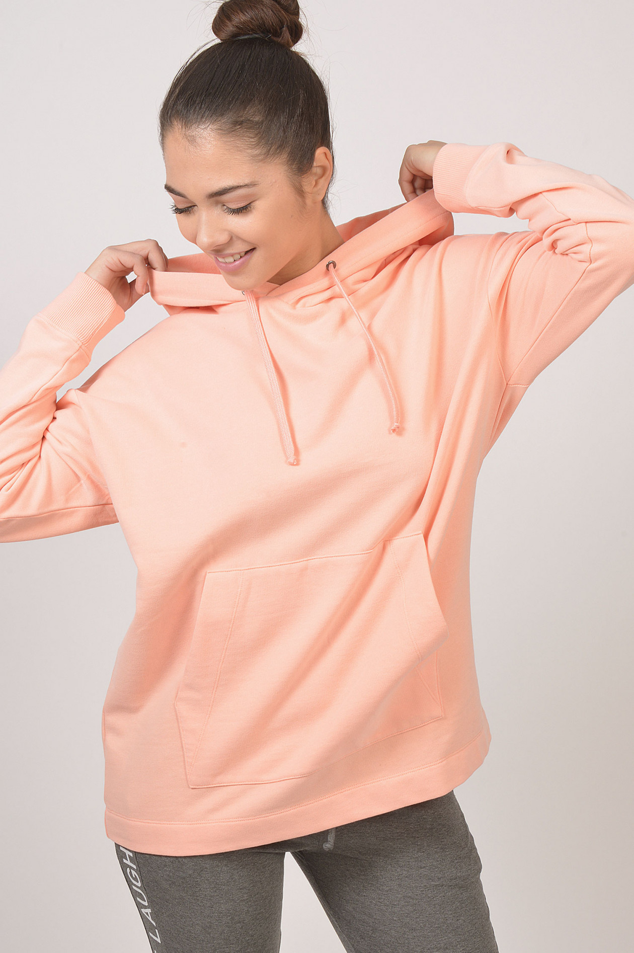 Juvia Sweatshirt mit Kapuze in Lachs | GRUENER.AT Juvia Sweatshirt mit Kapuze in Lachs | GRUENER.AT