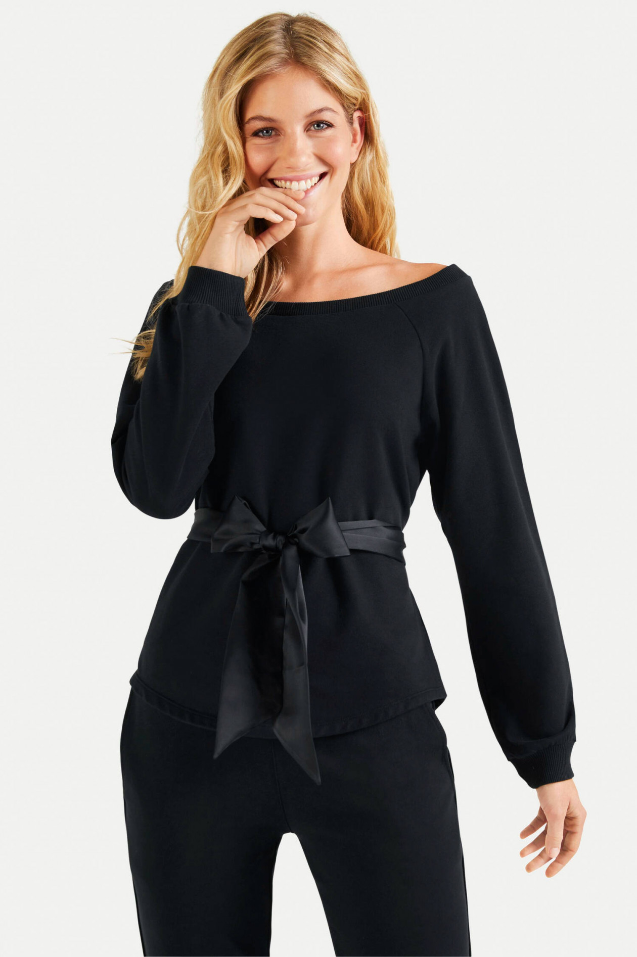Juvia Sweatshirt mit Satinband in Schwarz GRUENER.AT