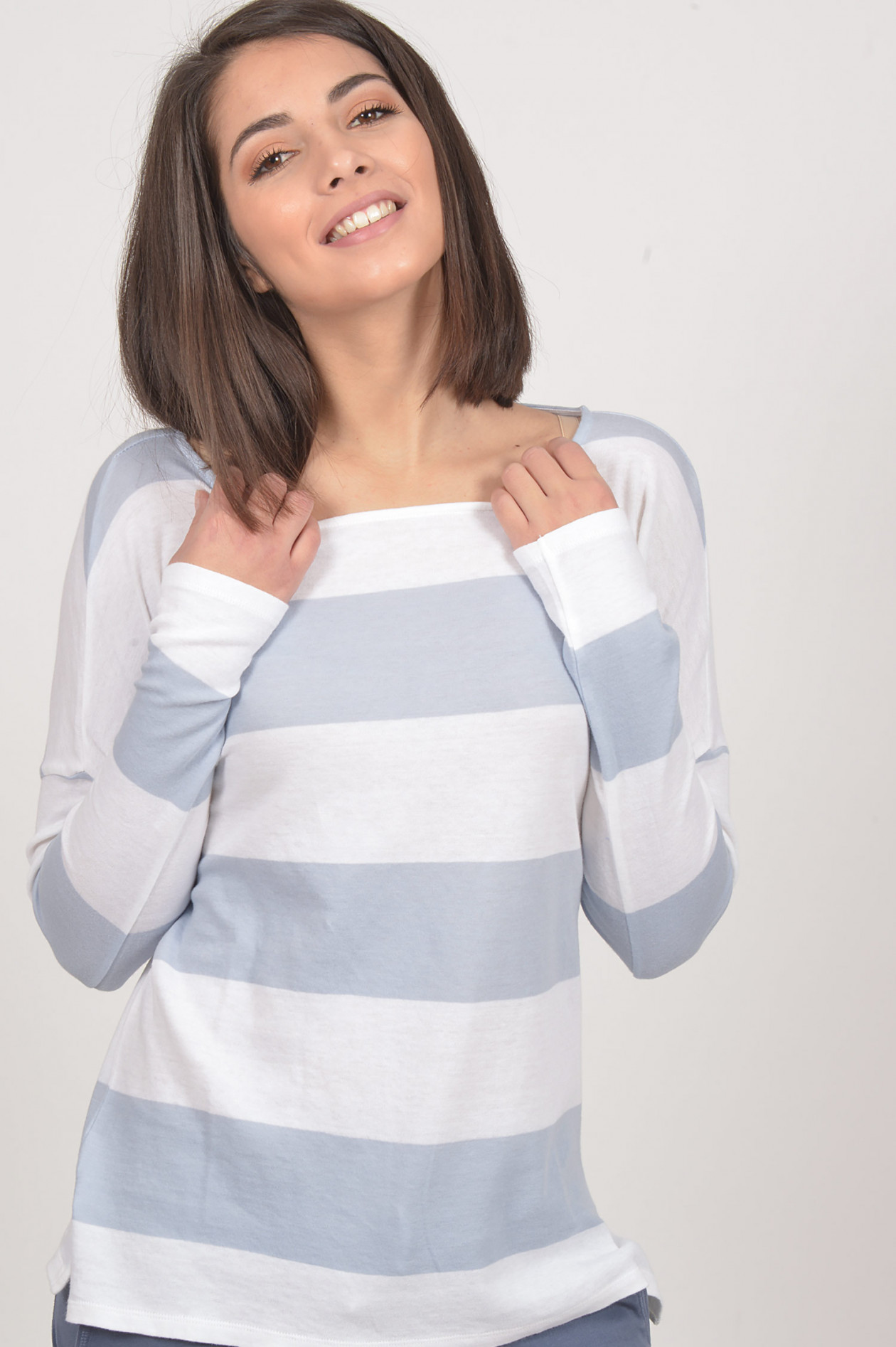 Juvia Sweatshirt mit Blockstreifen in HellblauWeiß | GRUENER.AT Juvia Sweatshirt mit Blockstreifen in GrauWeiß | GRUENER.AT