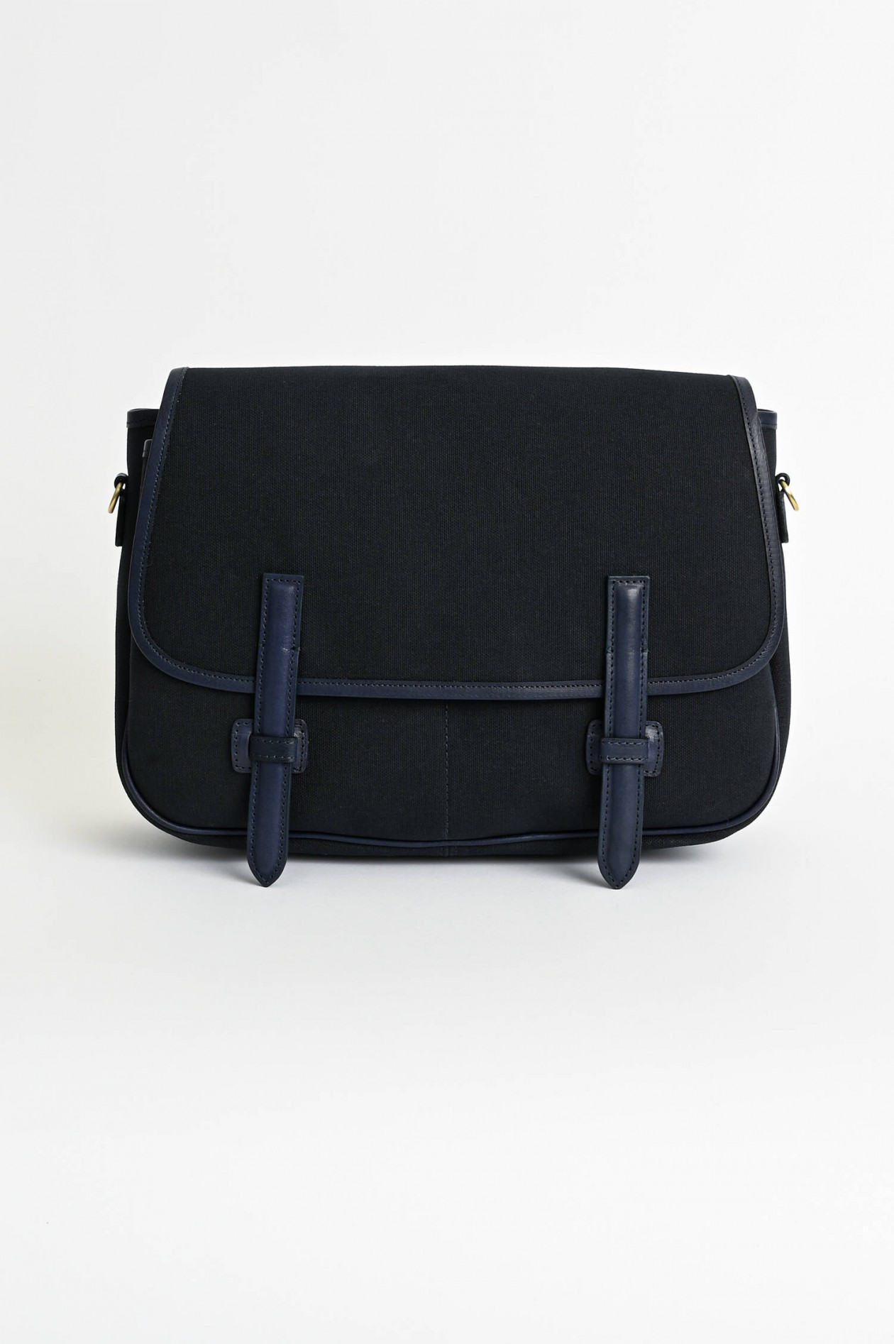 Weekend messenger bag top