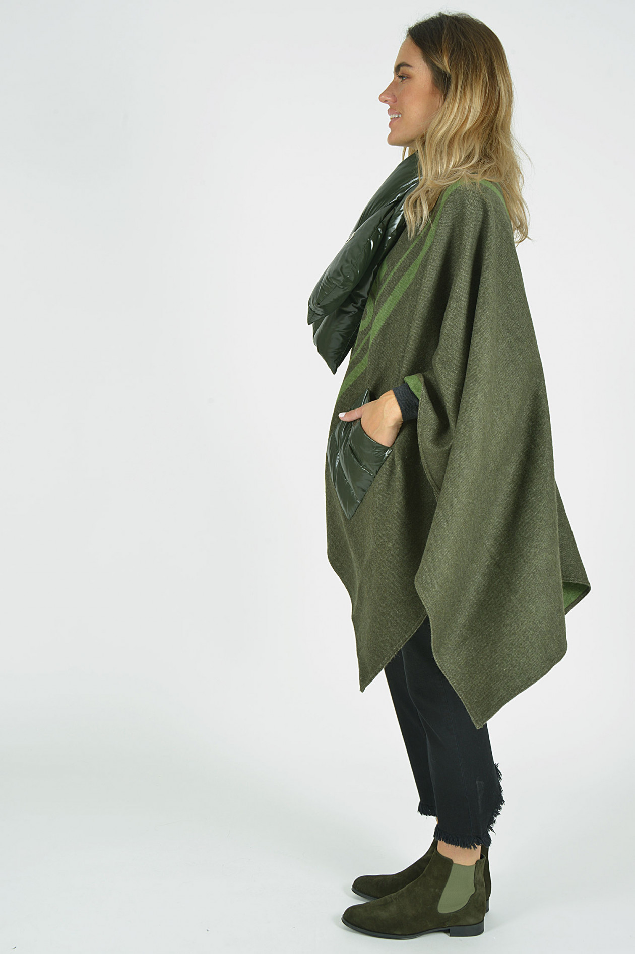 Moncler Poncho mit Daunenschal in Grün GRUENER.AT