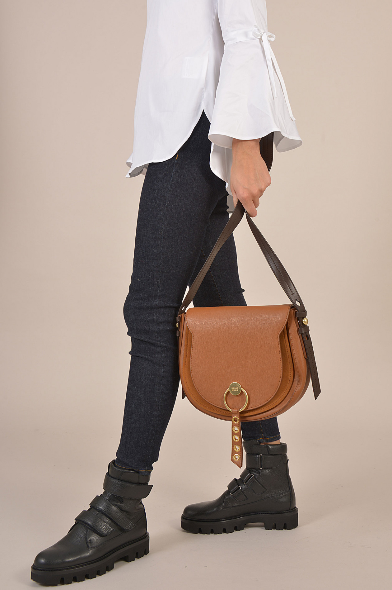 Tasche aus Veloursleder in Cognac