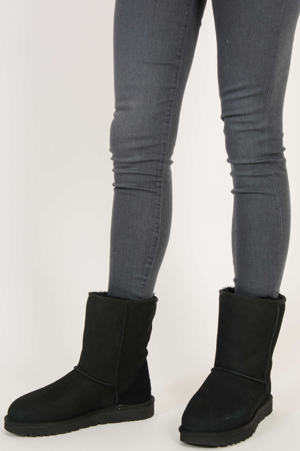 Specimen overloop Viool UGG Boots CLASSIC SHORT in Schwarz | GRUENER.AT