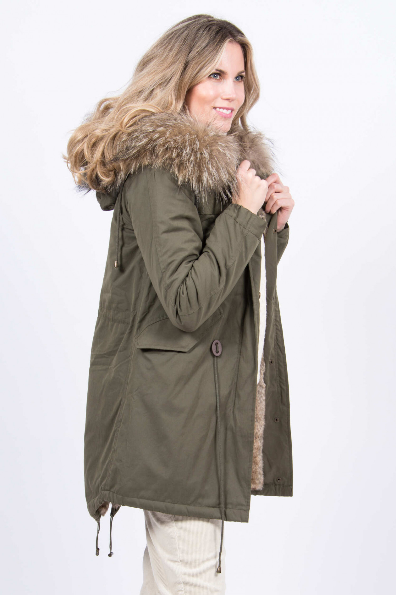 Grüner parka mit fell