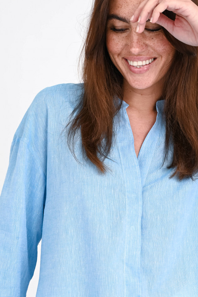 1868 Bluse mit verdeckter Knopfleiste in Hellblau