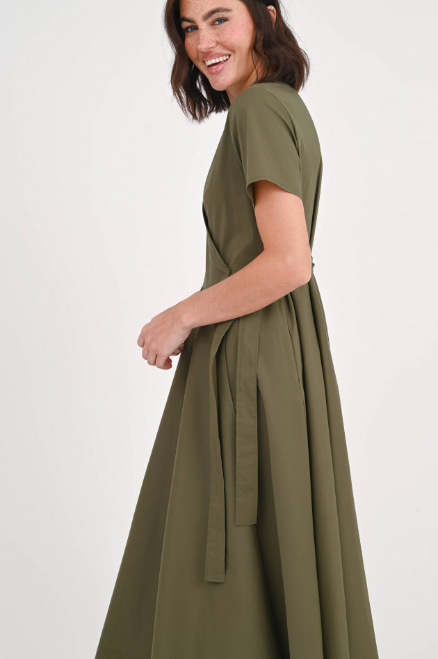1868 Wickelkleid aus Baumwollpopeline in Oliv