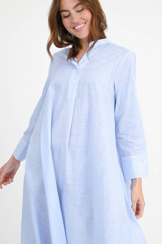 1868 Midikleid OTORRA in Hellblau/Weiß schmal gestreift