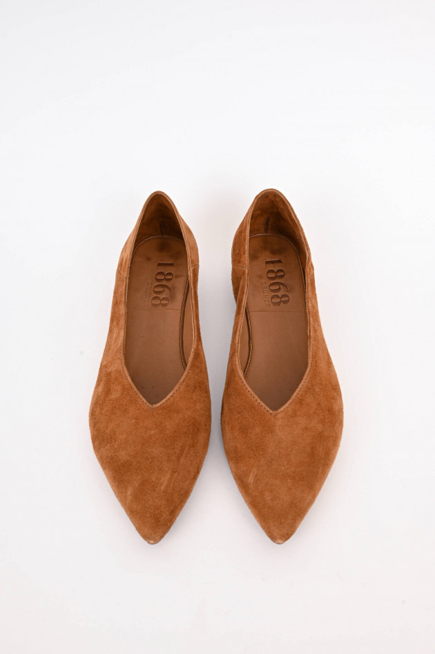 1868 Veloursleder-Ballerina in Cognac