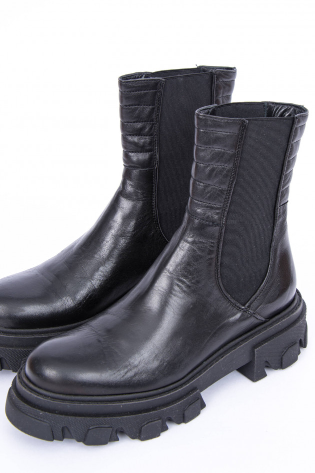 1868 Stiefelette mit markanter Sohle in Schwarz