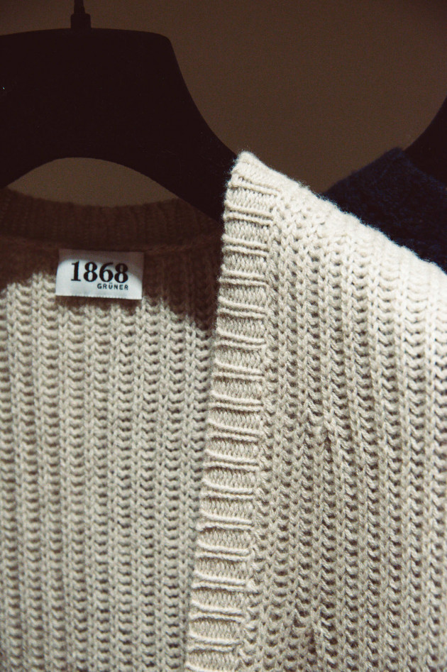 1868 Cashmere Cardigan in Beige