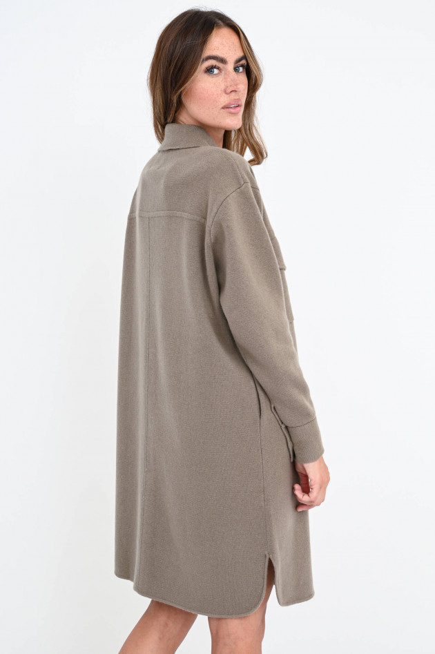 Allude Strickkleid im Hemdblusen-Stil in Taupe