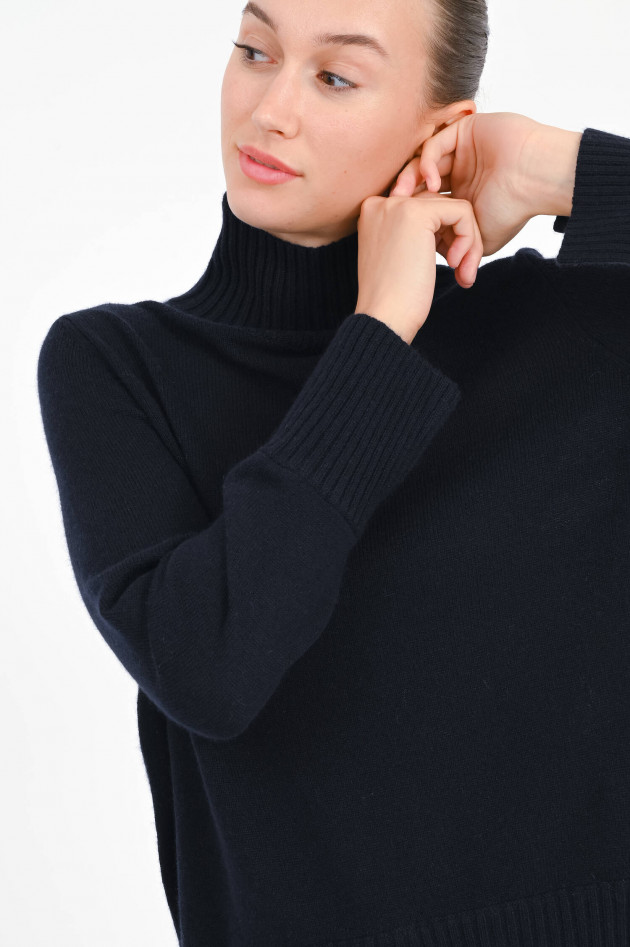 Allude Turtle-Neck Cashmere Pullover in Navy