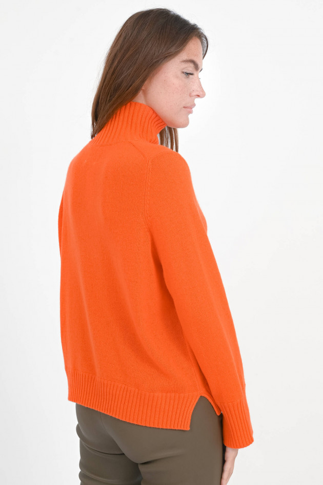 Allude Turtle-Neck Cashmere Pullover in Orange