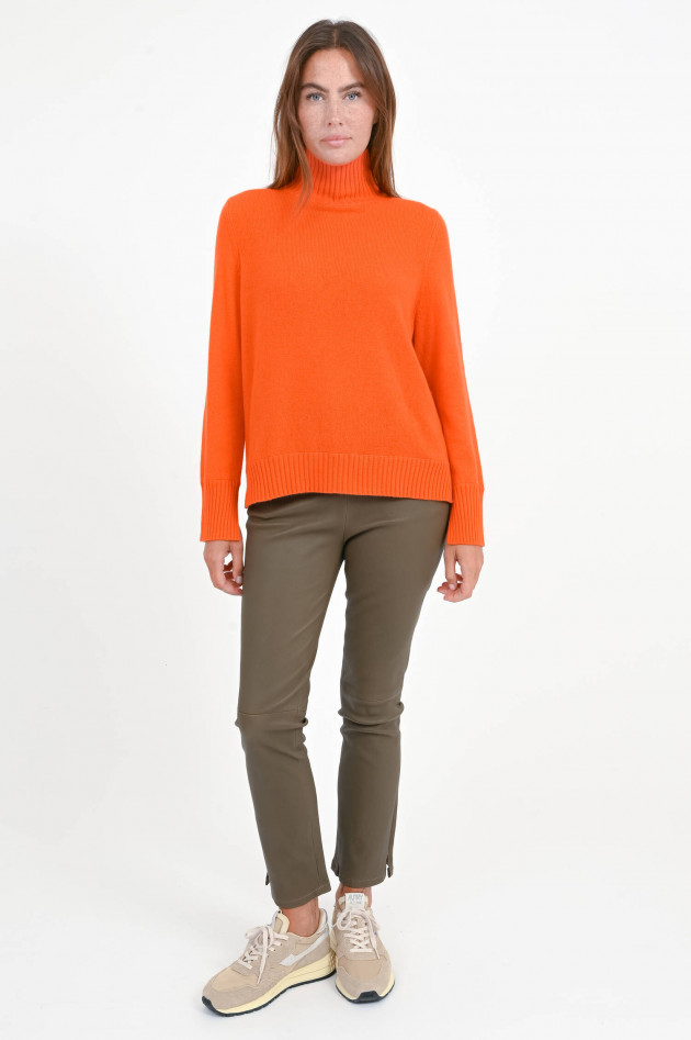 Allude Turtle-Neck Cashmere Pullover in Orange