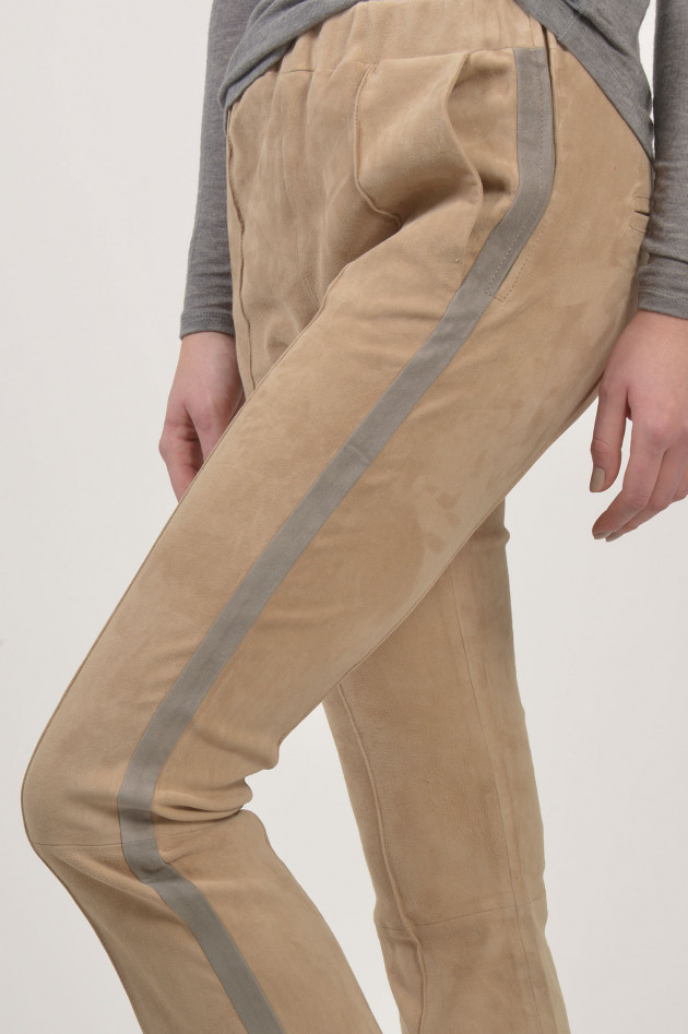 Velourslederhose mit Seitenstreifen in Beige/Grau