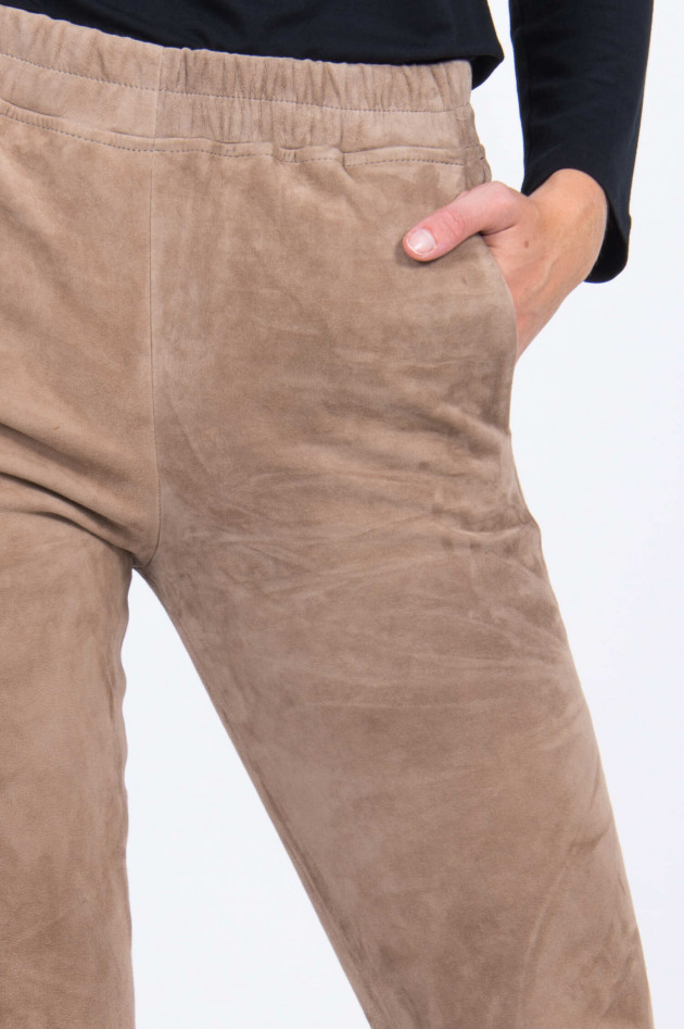 Arma  Hose aus Veloursleder in Taupe