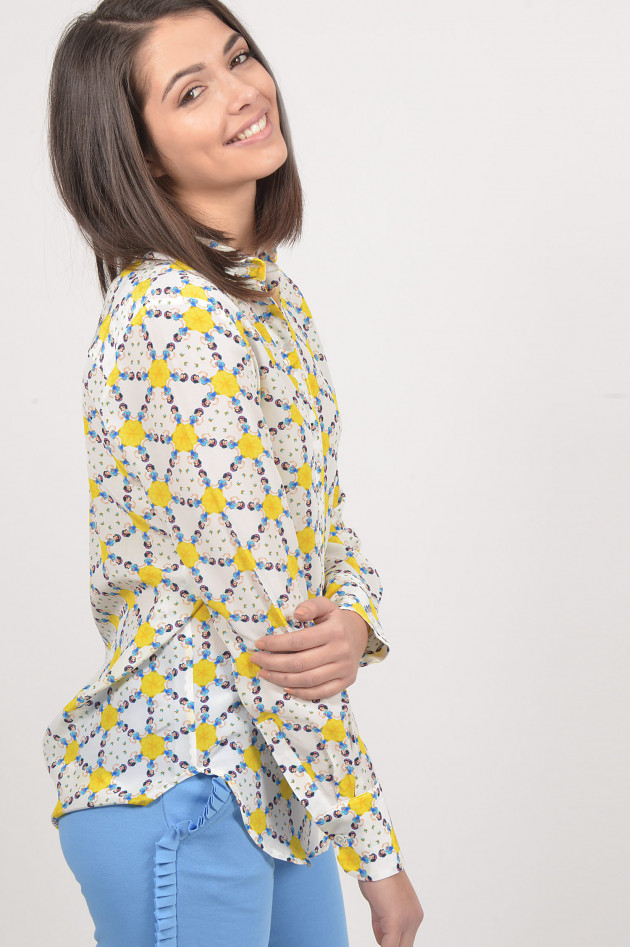 aybi - aysen bitzer Seidenbluse mit Schneewittchen - Print in Weiß/Gelb