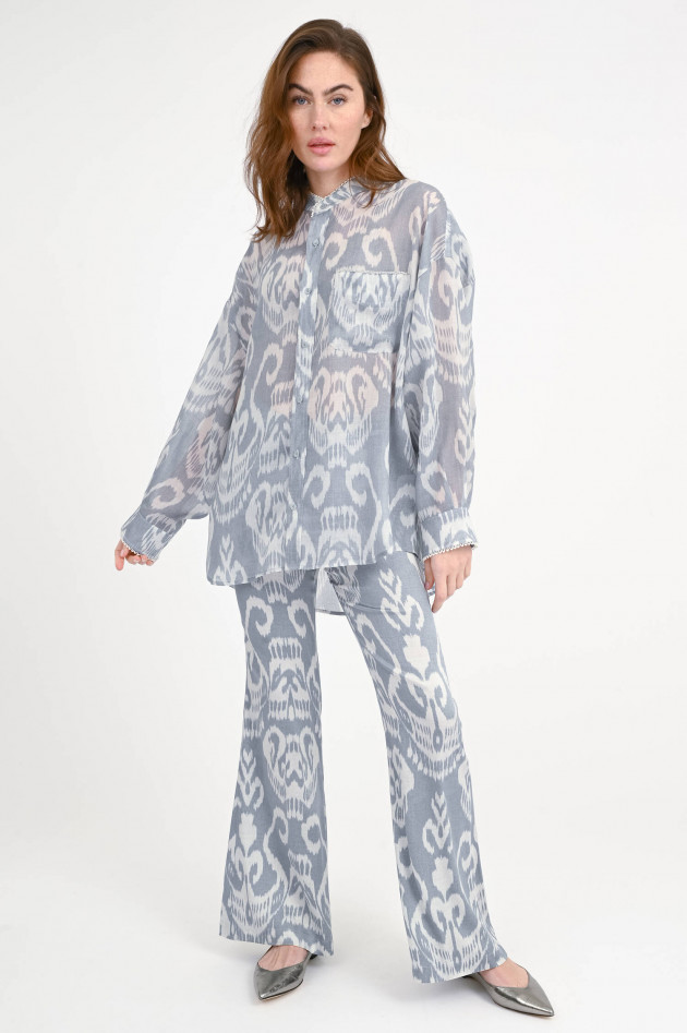 Bazar Deluxe Gemusterte Bluse mit Häkeldetails in Ikat Azul