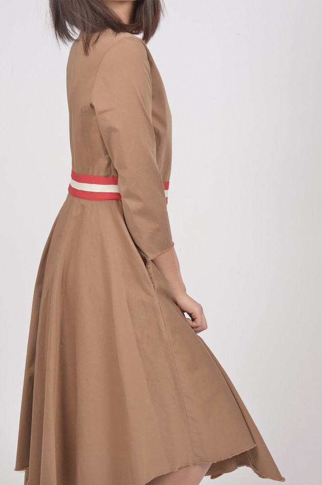 Bazar Deluxe Kleid mit Borte an der Taille in Camel