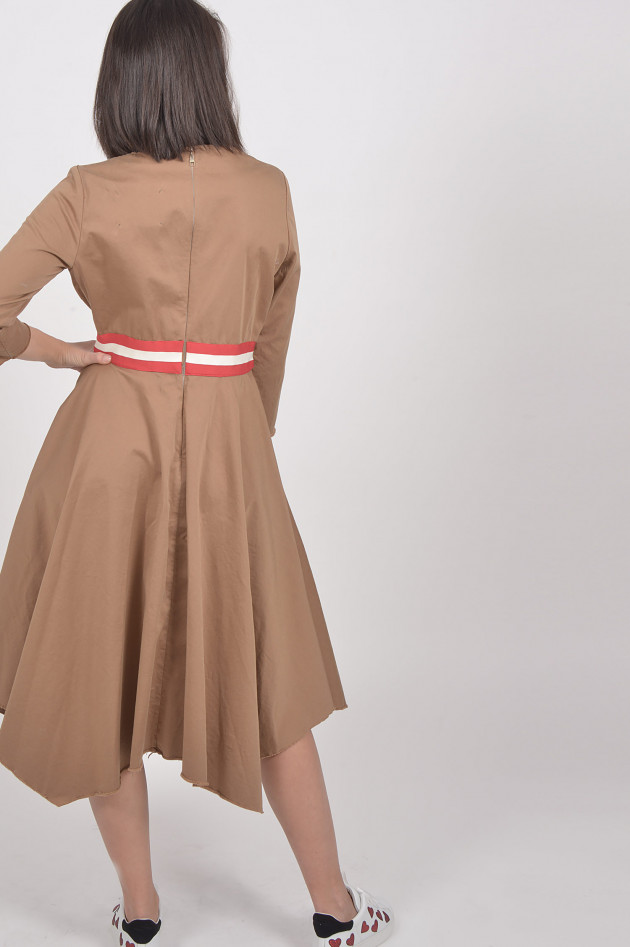 Bazar Deluxe Kleid mit Borte an der Taille in Camel