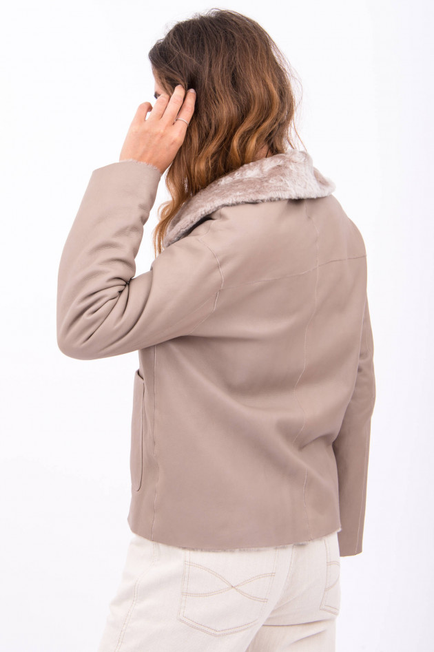 Benedetta Novi Wende-Lammfelljacke in Taupe