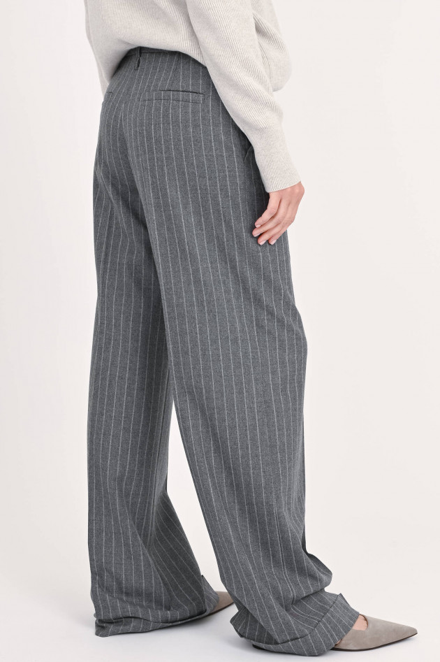 Brunello Cucinelli Nadelstreifenhose aus reiner Wolle in Grau