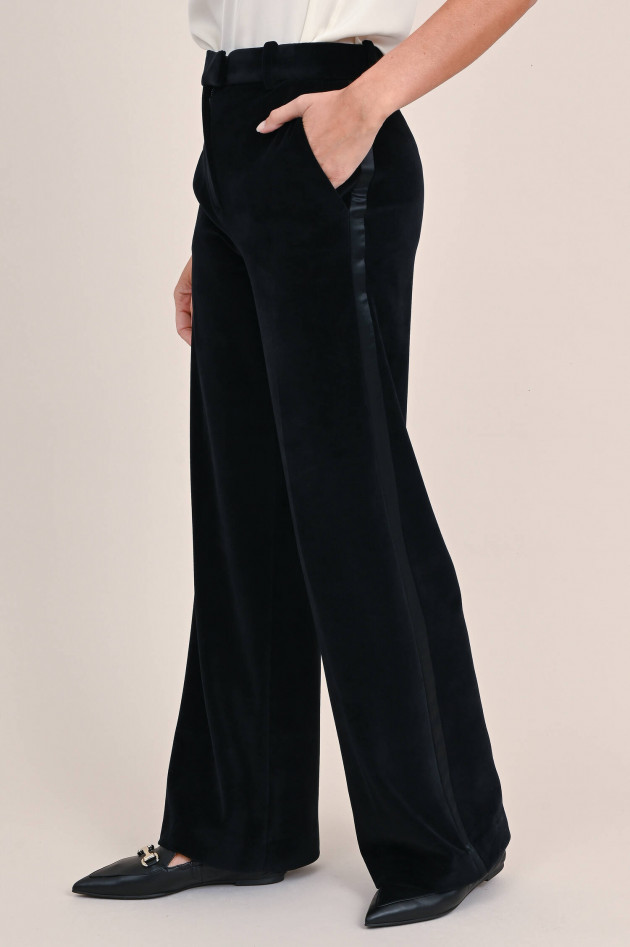 Circolo 1901 Flared Samthose mit Satin-Streifen in Schwarz