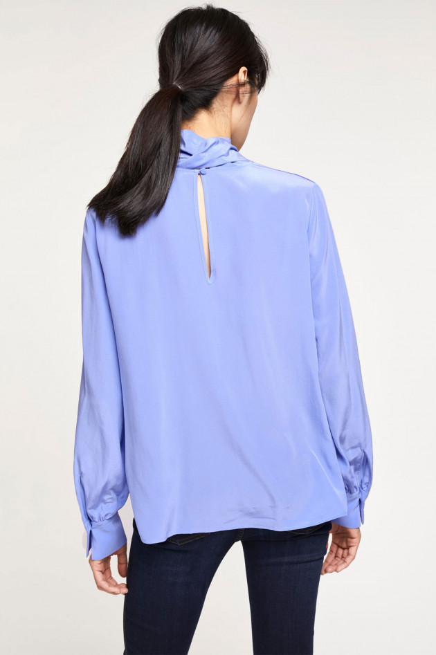 Closed Bluse mit Stehkragen und Bindeband in Blau