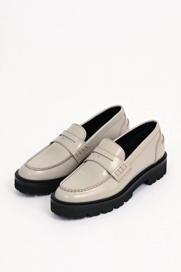 Closed Loafer in Lack-Optik in Taupe/Schwarz