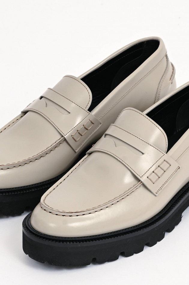 Closed Loafer in Lack-Optik in Taupe/Schwarz