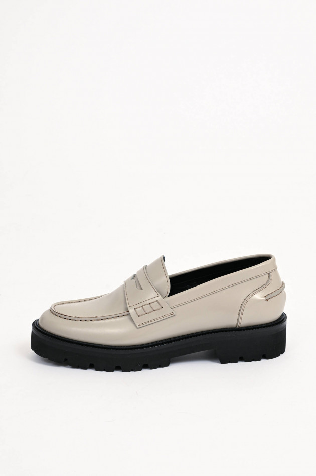 Closed Loafer in Lack-Optik in Taupe/Schwarz