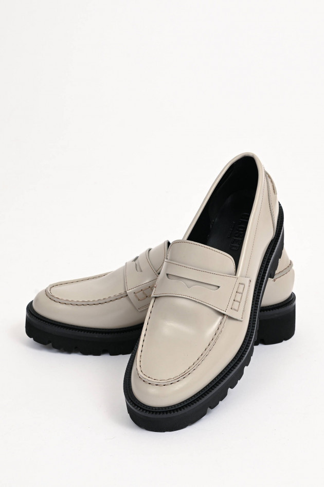 Closed Loafer in Lack-Optik in Taupe/Schwarz