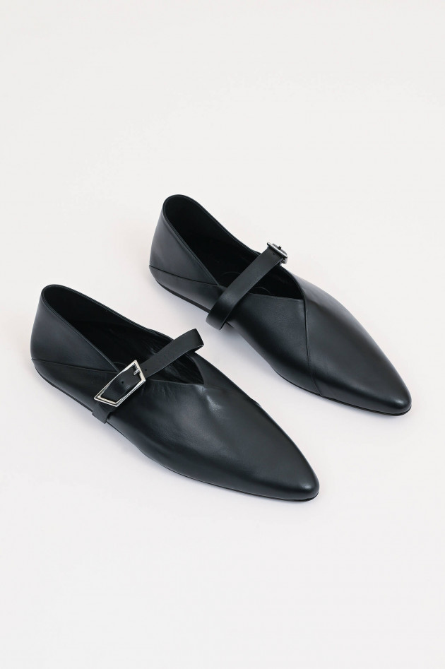 Closed Ballerina aus Leder in Schwarz