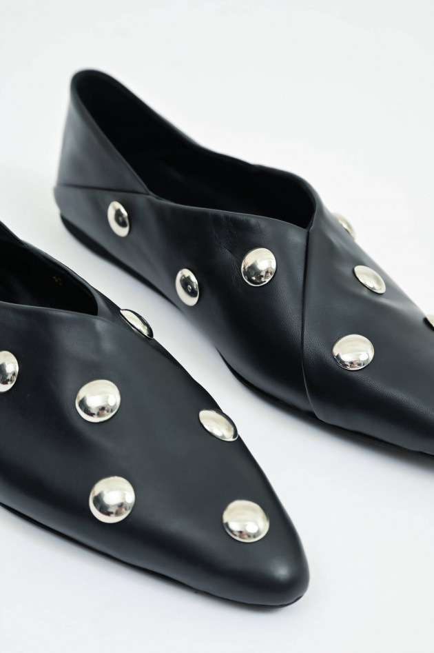 Closed Leder-Ballerina mit Nieten in Schwarz