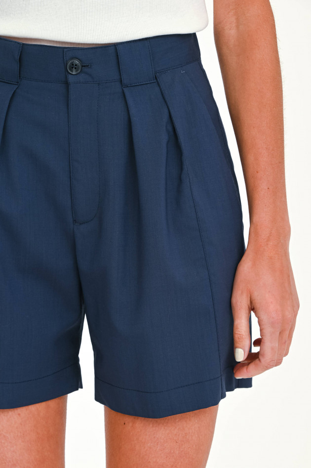 Closed Shorts mit Faltenlegung in Navy