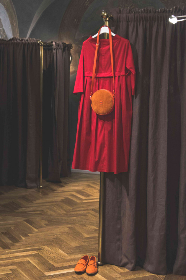 1868 Kleid mit Faltenlegung am Rücken in Rot