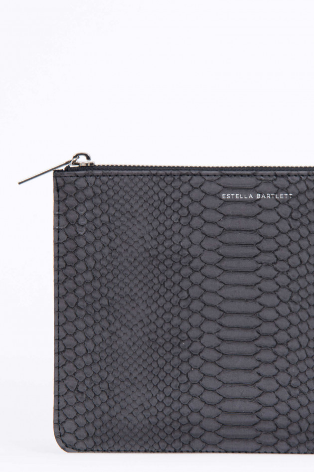 Estella Bartlett Mini Clutch in Schlangenoptik in Schwarz