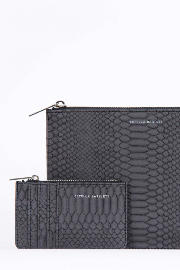 Estella Bartlett Mini Clutch in Schlangenoptik in Schwarz