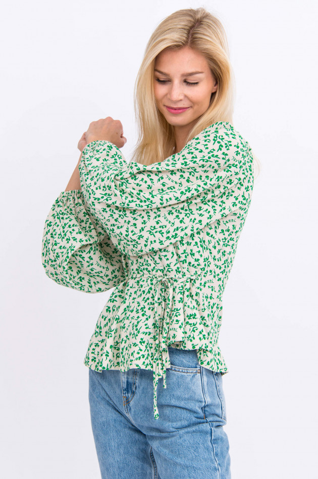 Ganni Wickelbluse in Natur/Grün gemustert