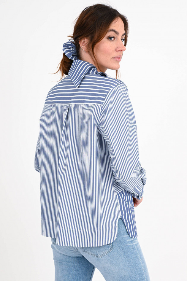 Ganni Blusenshirt mit asymmetrischem Kragen in Blau/Weiß