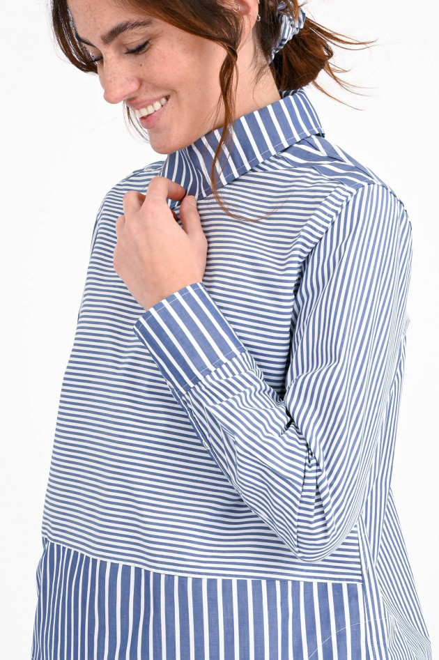 Ganni Blusenshirt mit asymmetrischem Kragen in Blau/Weiß