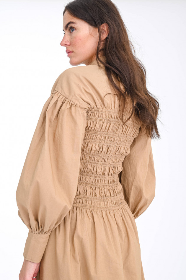 Ganni Maxi-Kleid mit gesmoktem Oberteil in Camel