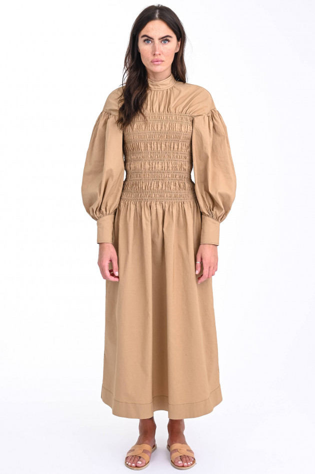 Ganni Maxi-Kleid mit gesmoktem Oberteil in Camel