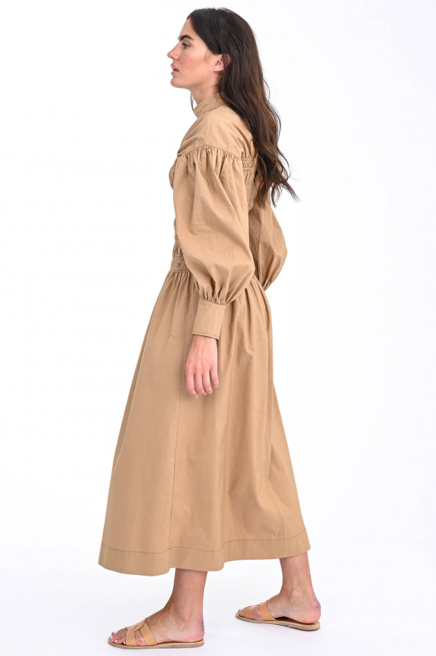 Ganni Maxi-Kleid mit gesmoktem Oberteil in Camel