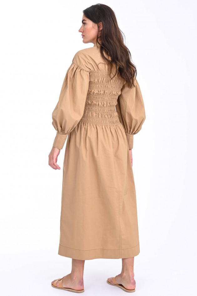 Ganni Maxi-Kleid mit gesmoktem Oberteil in Camel