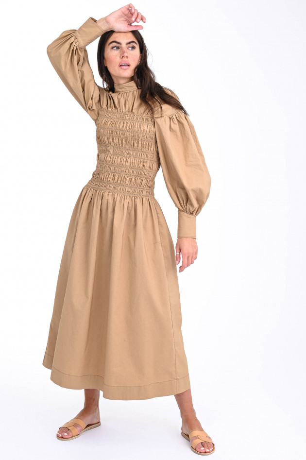 Ganni Maxi-Kleid mit gesmoktem Oberteil in Camel